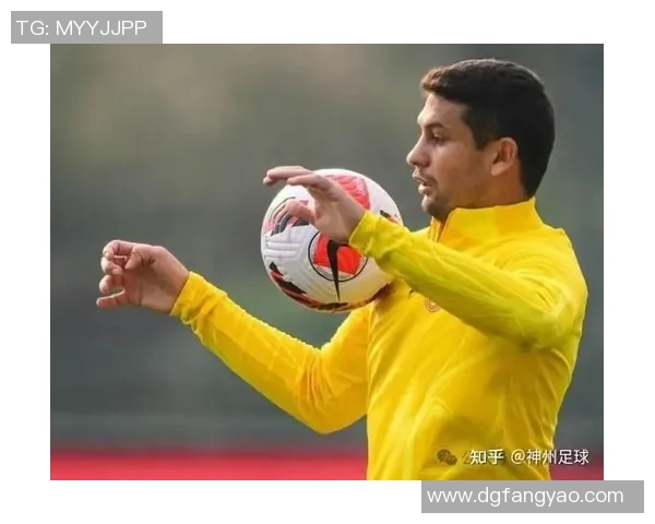 提着小人的足球明星如何在绿茵场上演绎梦想与坚持的传奇故事